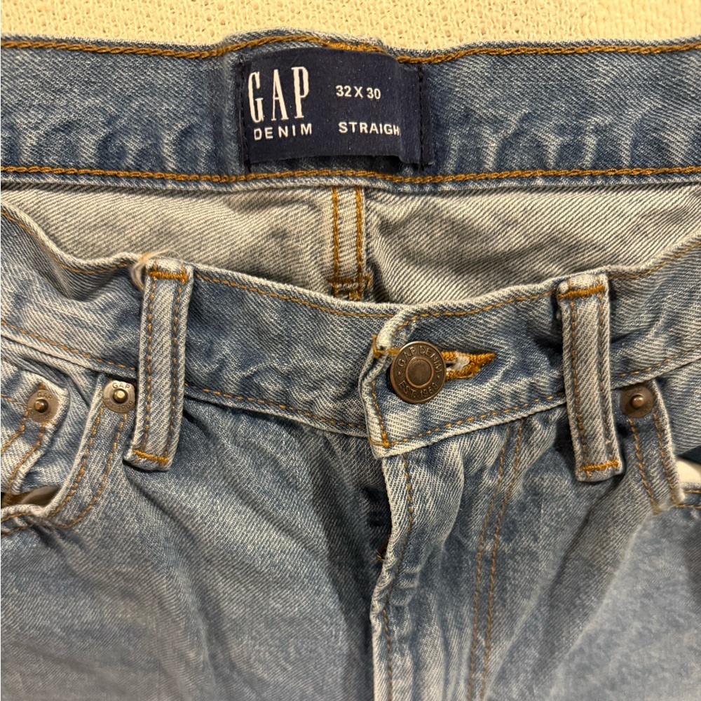 GAP Medium Wash straight jeans size 32 x 30